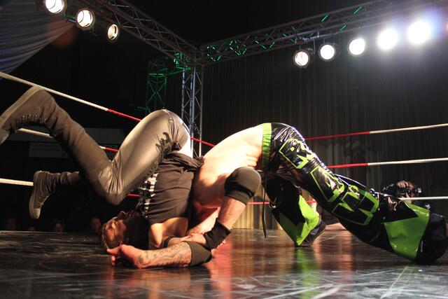 Rob Raw vs. Ludy Lohan