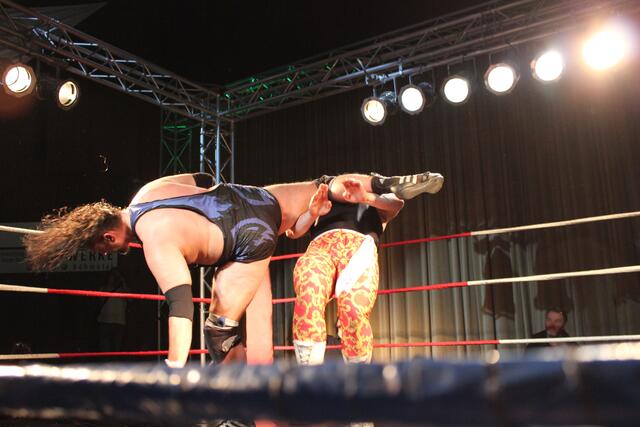Jerry Sags (ein Teil der Nasty Boys) und Joe Legend vs. Beatings R Us