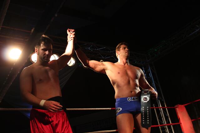 feierten der Unterlegene Tarkan Aslan und Stevie Richards zusammen