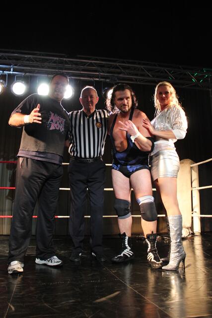 v.l.n.r. Jerry Sags, Ringrichter Tony St. Clair, Joe Legend und Nicki