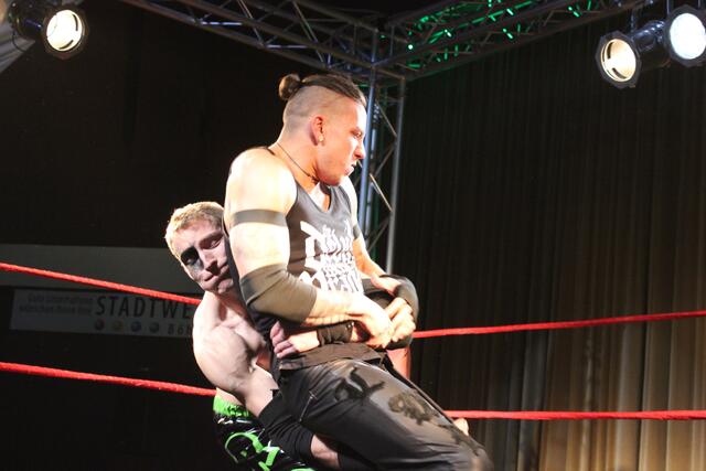 Rob Raw vs. Ludy Lohan