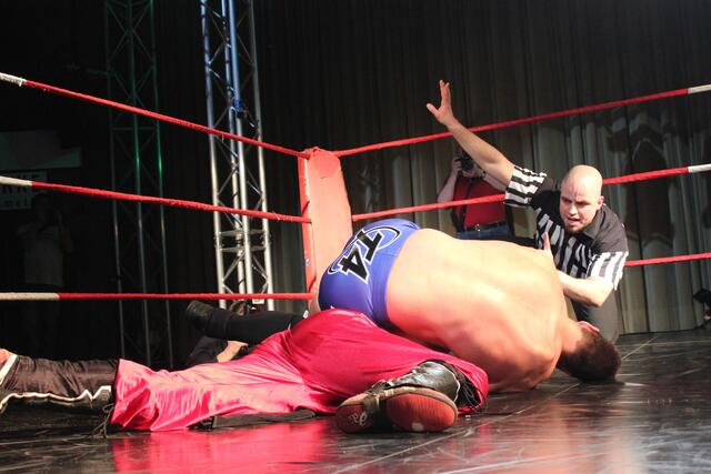 Aufgabegriff von Stevie Richards an Tarkan Aslan