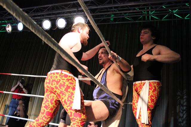 Jerry Sags (ein Teil der Nasty Boys) und Joe Legend vs. Beatings R Us