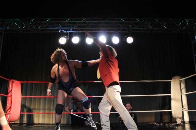 Jerry Sags (ein Teil der Nasty Boys) und Joe Legend vs. Beatings R Us