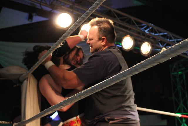 Jerry Sags (ein Teil der Nasty Boys) und Joe Legend vs. Beatings R Us
