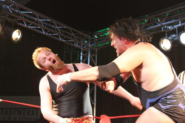 Jerry Sags (ein Teil der Nasty Boys) und Joe Legend vs. Beatings R Us