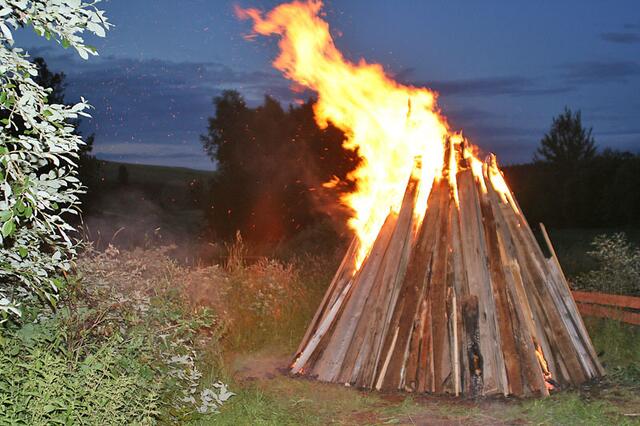 Wenn die Dämmerung beginnt, wird das Feuer angezündet