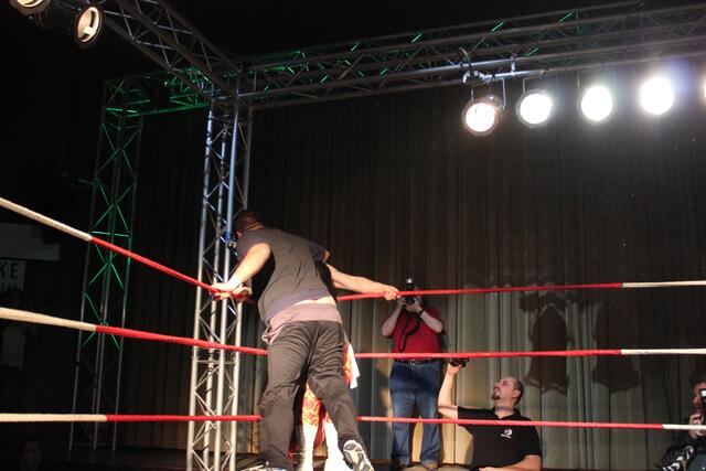 Jerry Sags (ein Teil der Nasty Boys) und Joe Legend vs. Beatings R Us