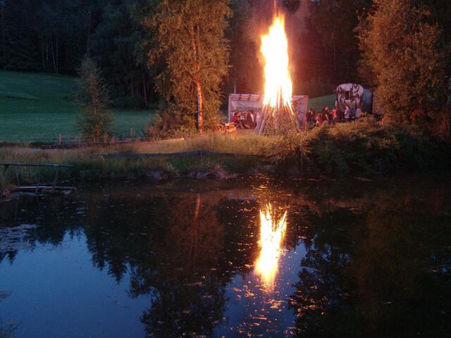 Romantik pur - Spiegelung des Sonnwendfeuers in einem Weiher