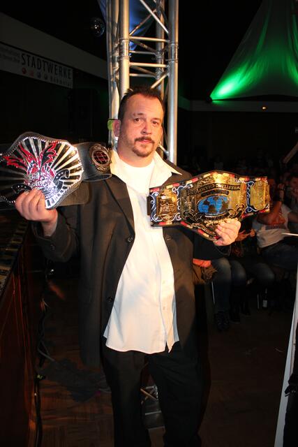 Rick Valentine mit den Titelgürteln von Stevie Richards und Tarkan Aslan