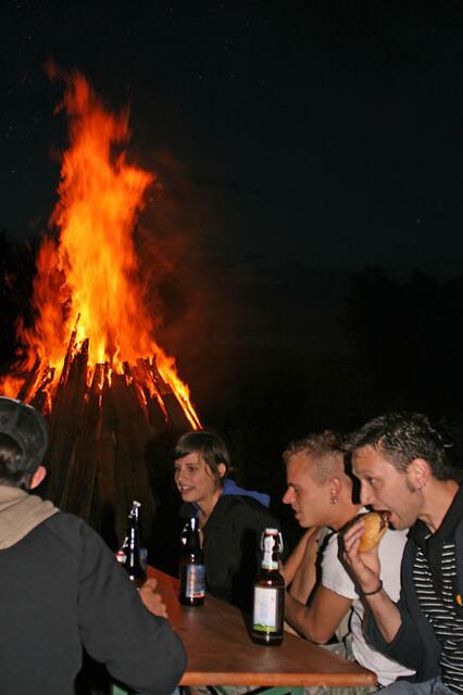 In der Wärme des Feuers genießt man Bratwürste und Bier