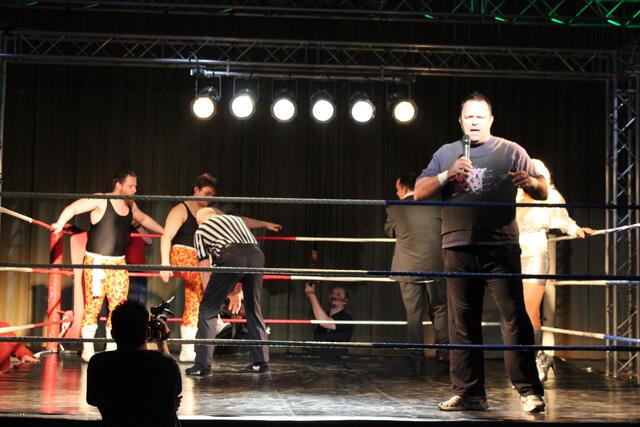 Jerry Sags entschuldigte das Fehlen seines Tag Team Partners Bryan Knobs damit, dass sich Bryan bei einem Trainingscamp verletzt hatte und die Ärzte ihm für den langen Flug keine Freigabe gaben.