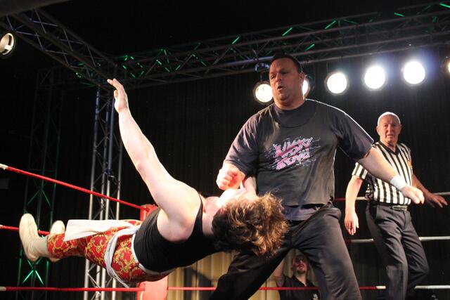 Jerry Sags (ein Teil der Nasty Boys) und Joe Legend vs. Beatings R Us