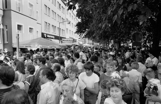 Gut besucht: Menschengedränge rund um den Fiedelerplatz.