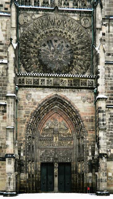 Das spitz aufragende Gewändeportal