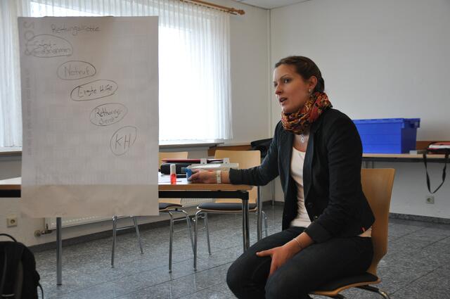 Das Wichtigste ist der Notruf, weiß Tanja Nikolaizik, die selbst im Rettungsdienst tätig ist und stellt die Rettungskette vor!