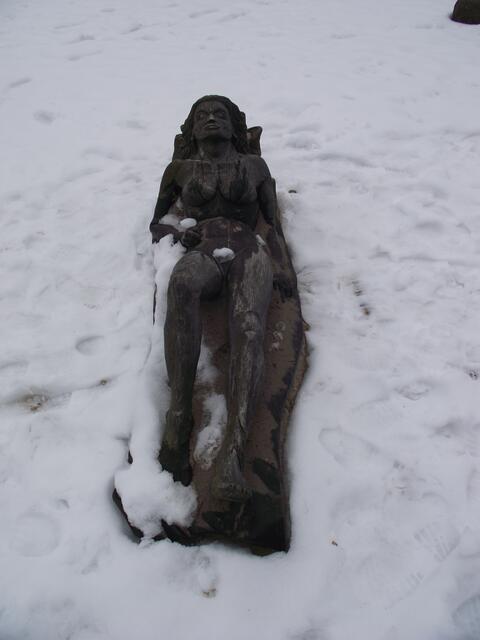 Jungfrau im Schnee, die friert nicht, ist aus Holz...