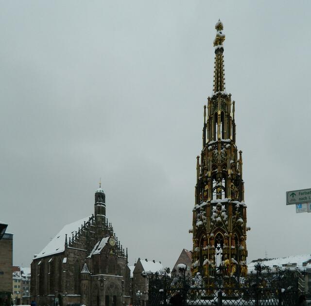 Schöner Brunnen mit Frauenkirche.  Mittags um zwölf Uhr öffnet sich an der Uhr ein Tor und  man kann die Männlein vor dem Kaiser laufen sehen.