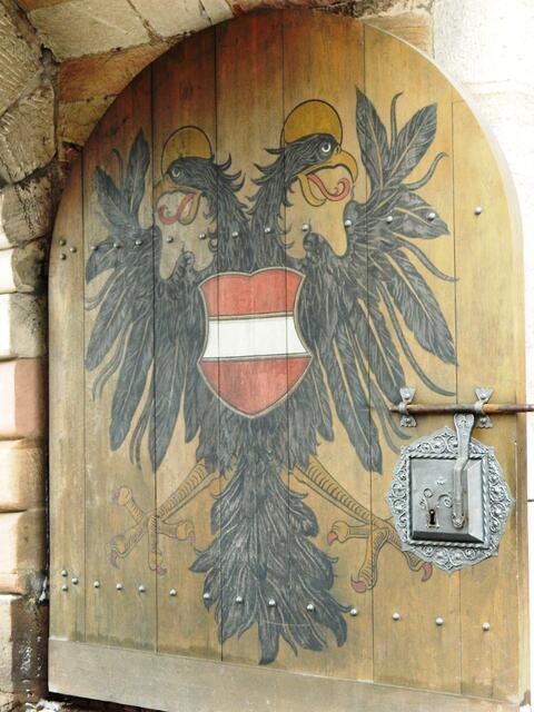 Das Wappen des Kaisers am Burgtor