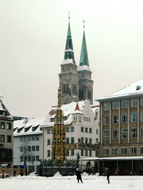"Schöner Brunnen" auf dem Hauptmarkt mit St. Lorenzkirche im Hintergrund