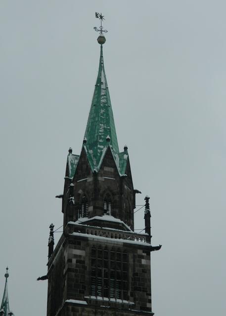 Rechter Turm ca. 81 m hoch