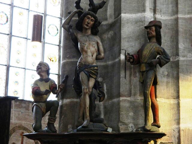 Zahlreiche Skulpturen