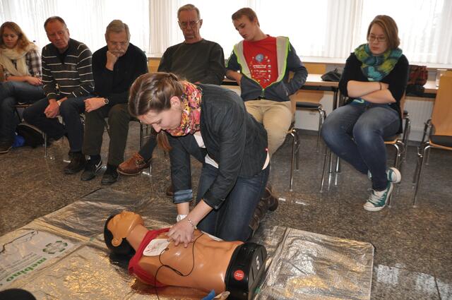 Das mobile Defibrillator gibt den Takt vor. Es geht auch gut zu dem Lied "Mamor, Stein und Eisen bricht"... oder sollte man singen Rippe bricht, egal, danach geht es leichter!