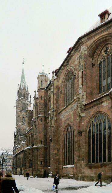 Das Langhaus hat die Form einer dreischiffigen Pfeilerbasilika