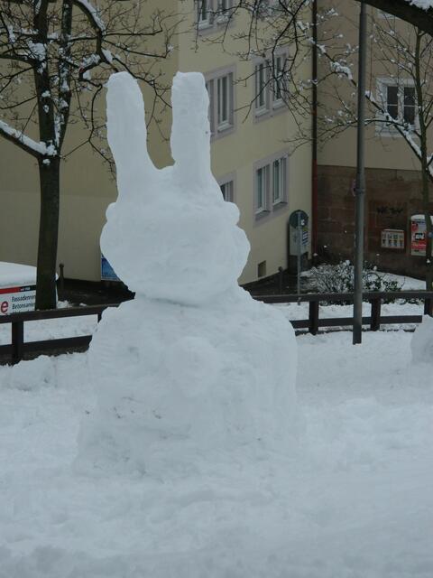 Der Osterhase nimmt das Wetter gelassen hin.