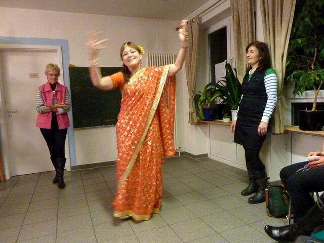 Shima Mahi tanzt bei der Asiatischen Frauengruppe in Langenhagen.