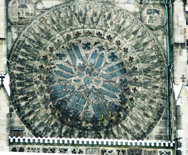 Die reich gegliederte Fensterrose mit neun Meter Durchmesser