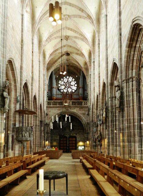 Blick zur Orgel und dem Rosettenfenster