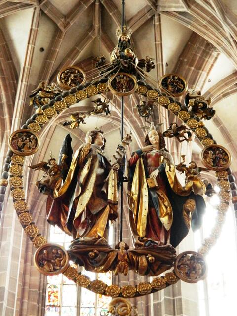 Engelsgruß (1517/18) von Veit Stoß. Er zeigt die  Lindenholz-Figuren von Maria und Gabriel bei der Verkündigung, umgeben von einem Kranz aus 55 goldenen Rosen (372×320 cm).