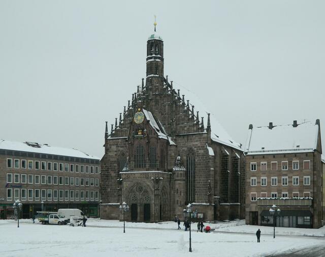 Hauptmarkt mit gotischer Frauenkirche