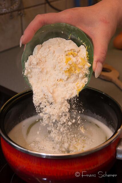 Nonnenfürzle - Das Mehl nach dem Aufkochen auf einmal zugeben