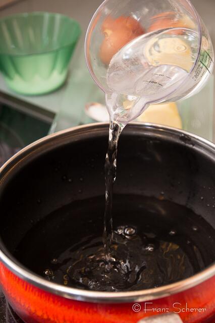 Nonnenfürzle - Wasser in Topf geben ...