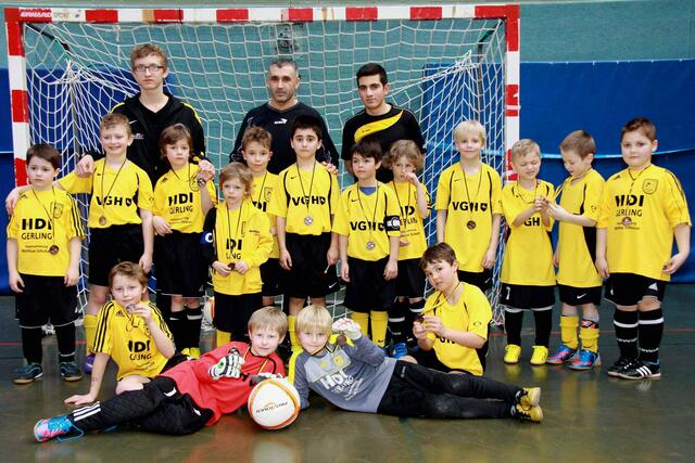 Die beiden F-Jugendmannschaften des SVL mit Trainer und Betreuer Julian Koch, Salih Akdas und Serhat Akdas.