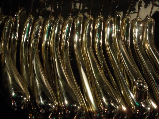Goldene Kleiderbügel im Ostkurvensaal