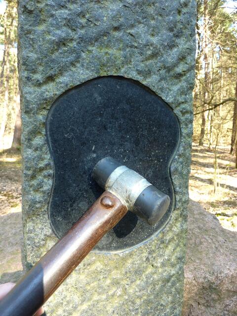 Mit dem Hammer kann man einen Ton erzeugen.