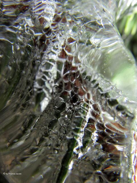 ...gefrorenem Wasser. :-)