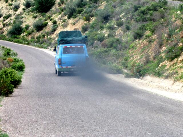 Auf der engen Gebirgsstraße begegnet uns nur selten ein Auto.