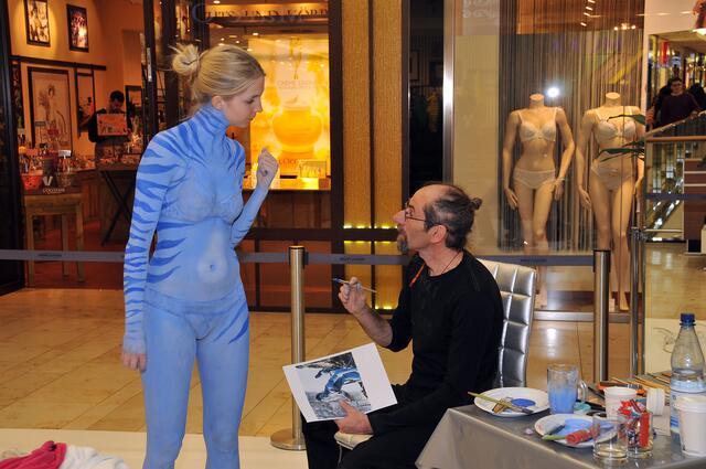Body-Painting in der Ernst-August-Galerie