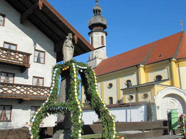 Der Osterschmuck war nicht schuld am Zerbrechen des Dorfbrunnens - Es war ein Automobil...