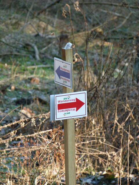 Der blaue Pfeil markiert den 7 km langen Wanderweg und der rote Pfeil den 12 km langen Wanderweg "Rund um den Wetzstein".