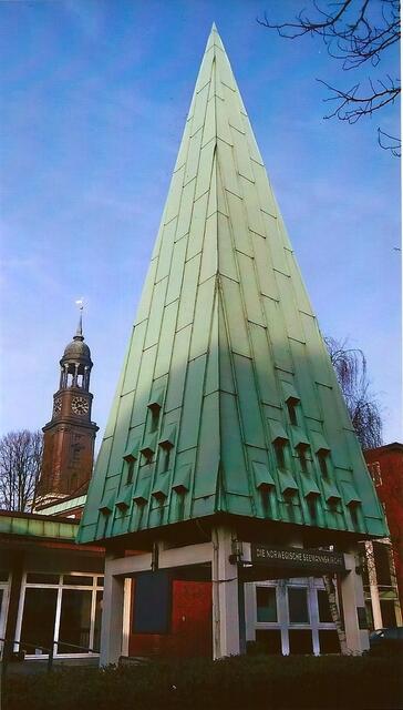 Norwegische Seemannskirche, im Hintergrund der Turm der St. Michaeliskirche