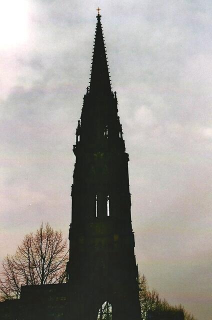 Turm der zerstörten Nicolai-Kirche, heute Mahnmal für die Opfer des Weltkrieges und der Verfolgung