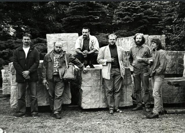 Teilnehmer des Bildhauer-Pleinair 1990 v.l. Tibor Szilagyi, Victor Koroljow, Igor Koslow, Frank Hüller, Peter Fiedler und Stefanie Weskott | Foto: Eberhard Kaufmann