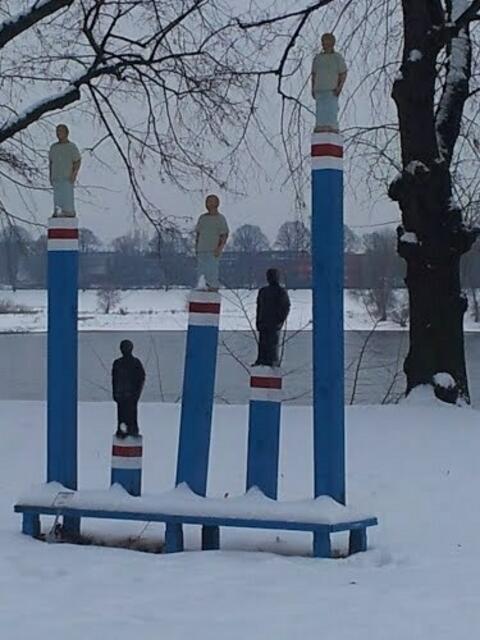 Pegelstände im Schnee. Eine Stammheimer Schlossparkimpression.