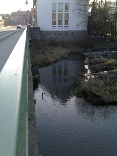 Alfeld: Richtung Haus anlanden und umtragen. Fischpass mit Wildwasserkanu evtl. holperig fahrbar. Kantiges Gestein!