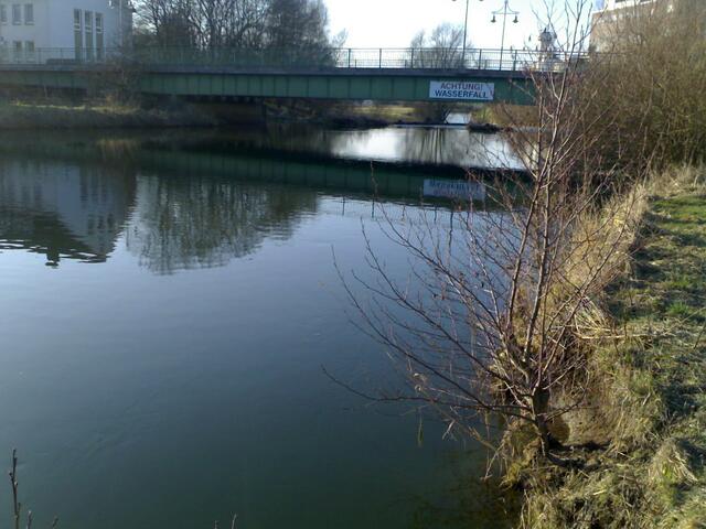 Alfeld: Links hinter dem Brückenpfeiler scharf Links am Ufer anlanden und beim Fischpass umtragen! Rechts Wasserfall !